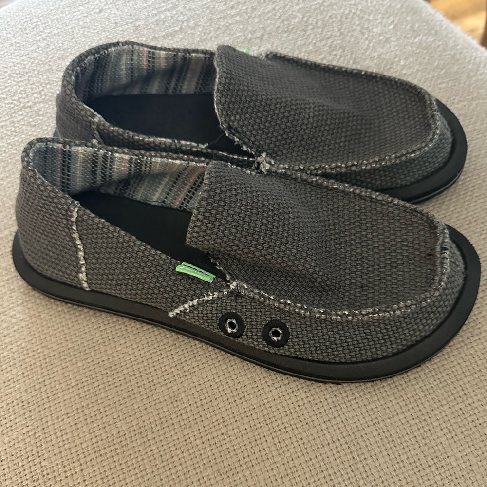 Sanuk boys slip on shoes in dark grey size 3 new!